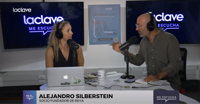 Trabajo Alejandro Silberstein dando entrevista a una mujer en Radio La Clave 92.9 FM.